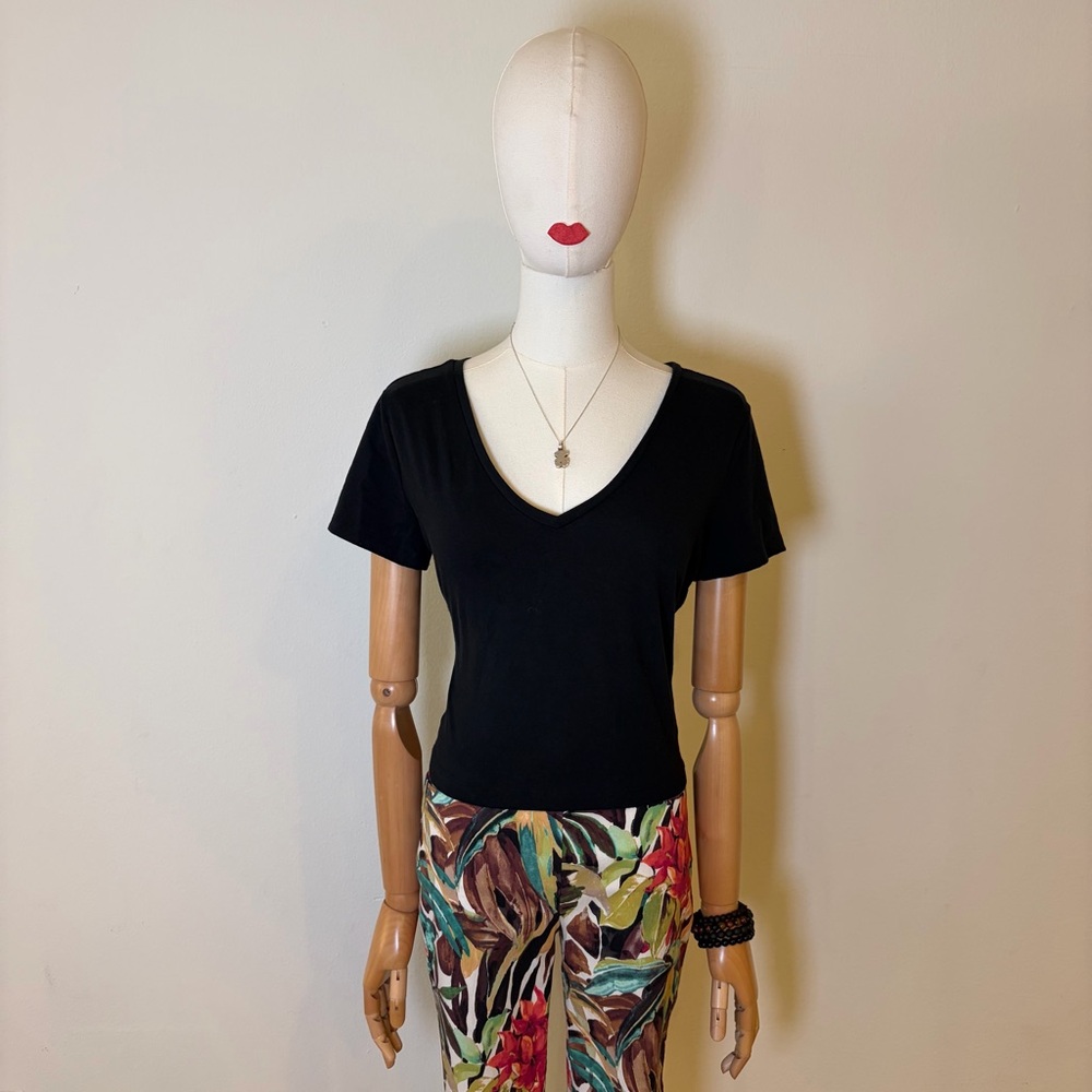 Wild Fable Black V-Neck Cropped Tee - Size L
